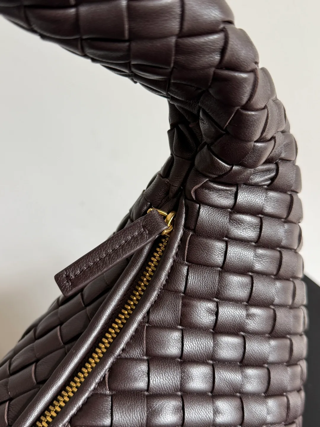 Batch 2120 BV Bottega Veneta's new early spring women's shoulder bag. The soft and delicate Hobo bag has been shipped! Many friends are waiting for this bag. It has a round shape and a large capacity. It can hold a 50-fold umbrella inside. Babies with a lot of daily items do not need to worry about the capacity of this bag. It is a practical bag for traveling and commuting. Although it is fluffy, it is soft and comfortable when carried on one shoulder. It has a modern and retro feel. Model No.: 856737 Size: 44*28*5cm